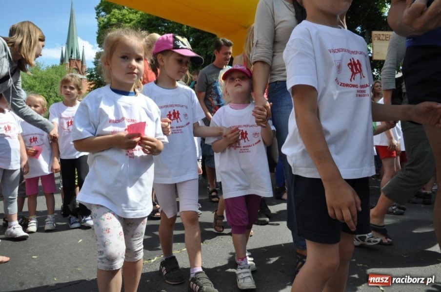 Zdjęcie w galerii na portalu naszraciborz.pl: Biegały dzieci, młodzież, rodziny i VIP-y wiadomości z regionu