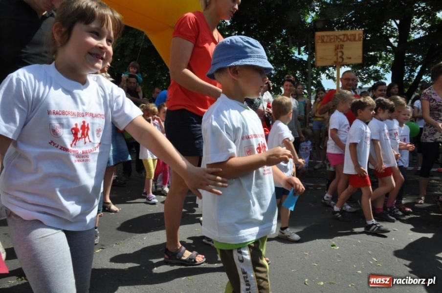 Zdjęcie w galerii na portalu naszraciborz.pl: Biegały dzieci, młodzież, rodziny i VIP-y wiadomości z regionu