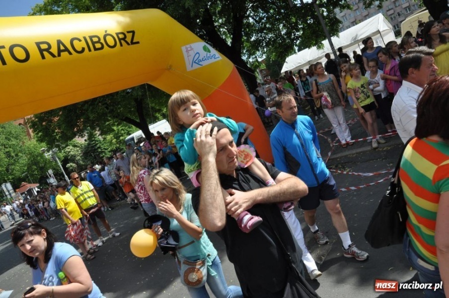 Zdjęcie w galerii na portalu naszraciborz.pl: Biegały dzieci, młodzież, rodziny i VIP-y wiadomości z regionu