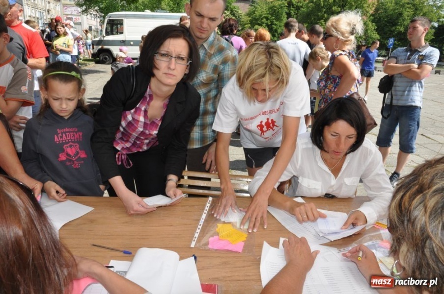 Zdjęcie w galerii na portalu naszraciborz.pl: Biegały dzieci, młodzież, rodziny i VIP-y wiadomości z regionu