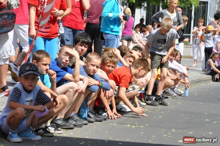 Zdjęcie w galerii na portalu naszraciborz.pl: Biegały dzieci, młodzież, rodziny i VIP-y wiadomości z regionu