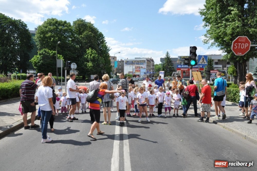 Zdjęcie w galerii na portalu naszraciborz.pl: Biegały dzieci, młodzież, rodziny i VIP-y wiadomości z regionu