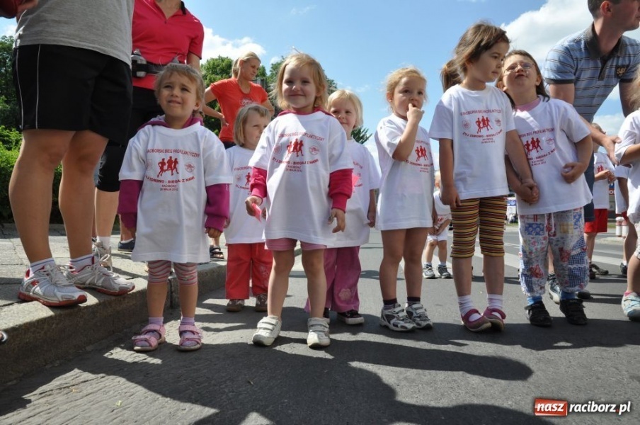 Zdjęcie w galerii na portalu naszraciborz.pl: Biegały dzieci, młodzież, rodziny i VIP-y wiadomości z regionu