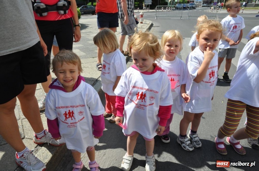 Zdjęcie w galerii na portalu naszraciborz.pl: Biegały dzieci, młodzież, rodziny i VIP-y wiadomości z regionu