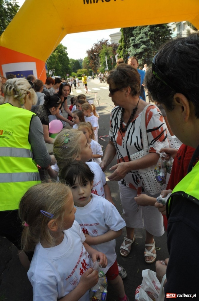Zdjęcie w galerii na portalu naszraciborz.pl: Biegały dzieci, młodzież, rodziny i VIP-y wiadomości z regionu