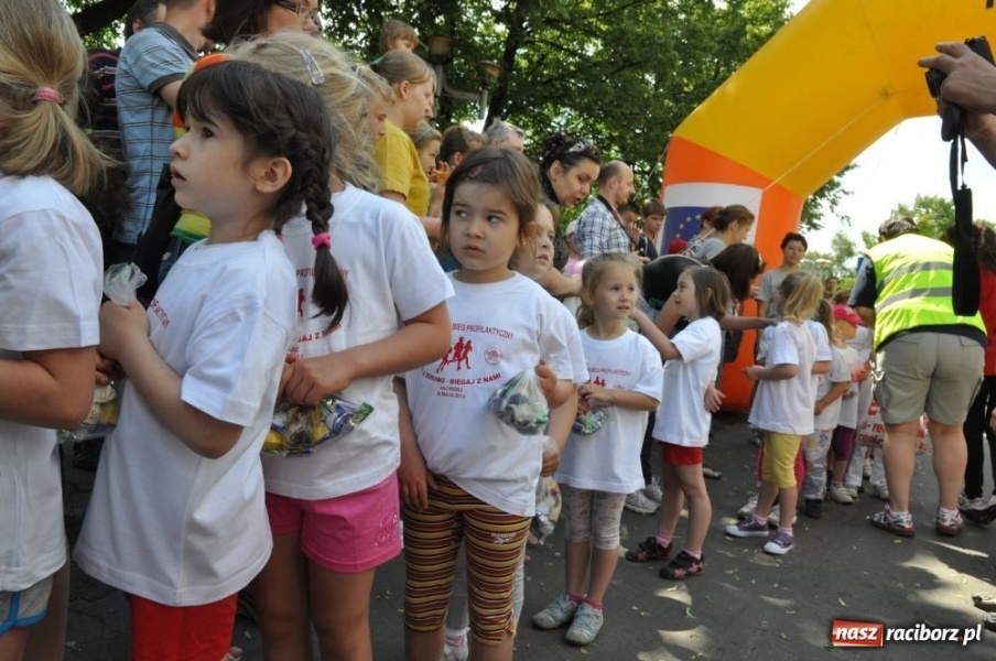 Zdjęcie w galerii na portalu naszraciborz.pl: Biegały dzieci, młodzież, rodziny i VIP-y wiadomości z regionu
