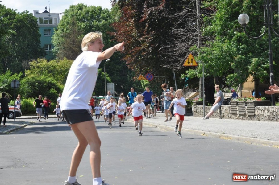 Zdjęcie w galerii na portalu naszraciborz.pl: Biegały dzieci, młodzież, rodziny i VIP-y wiadomości z regionu
