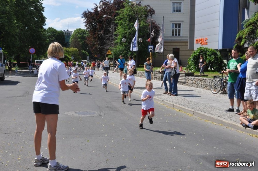 Zdjęcie w galerii na portalu naszraciborz.pl: Biegały dzieci, młodzież, rodziny i VIP-y wiadomości z regionu