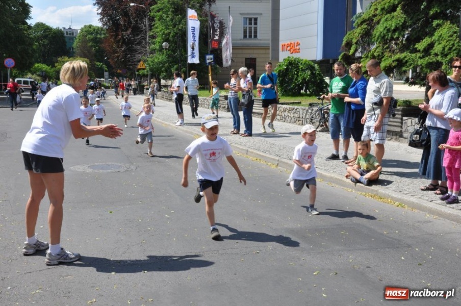Zdjęcie w galerii na portalu naszraciborz.pl: Biegały dzieci, młodzież, rodziny i VIP-y wiadomości z regionu