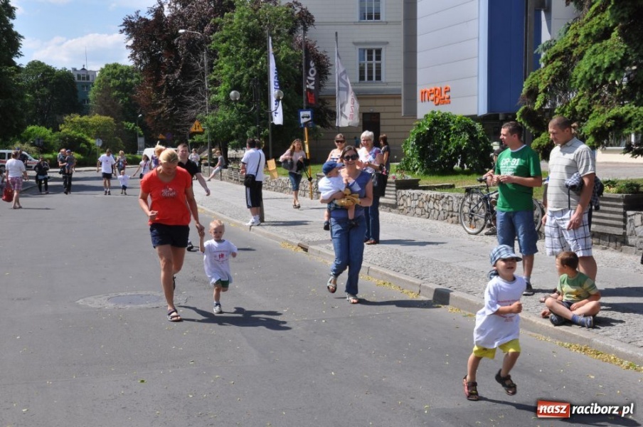 Zdjęcie w galerii na portalu naszraciborz.pl: Biegały dzieci, młodzież, rodziny i VIP-y wiadomości z regionu