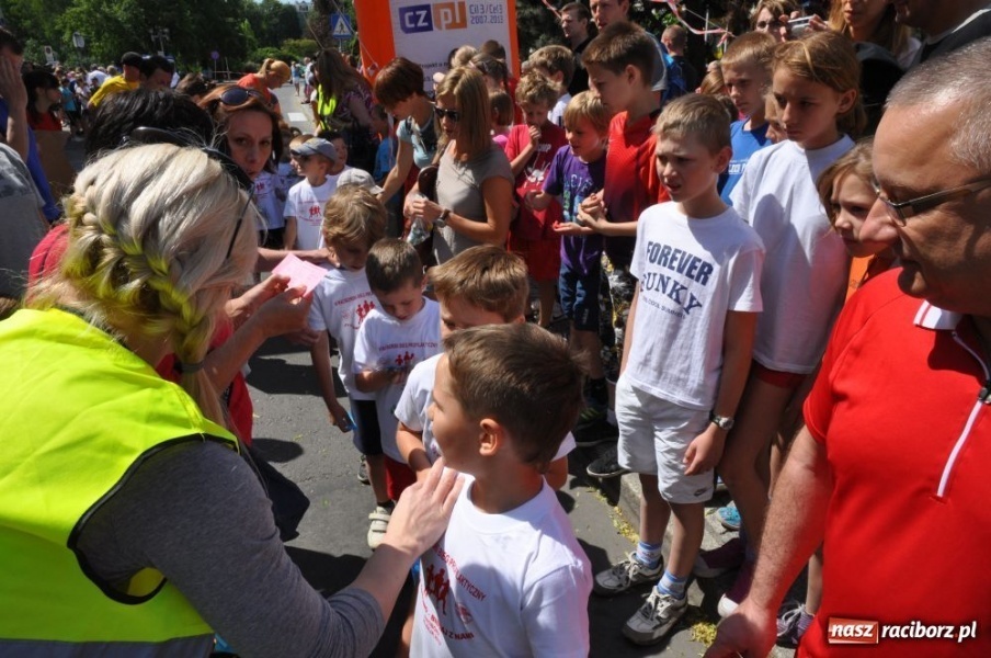 Zdjęcie w galerii na portalu naszraciborz.pl: Biegały dzieci, młodzież, rodziny i VIP-y wiadomości z regionu