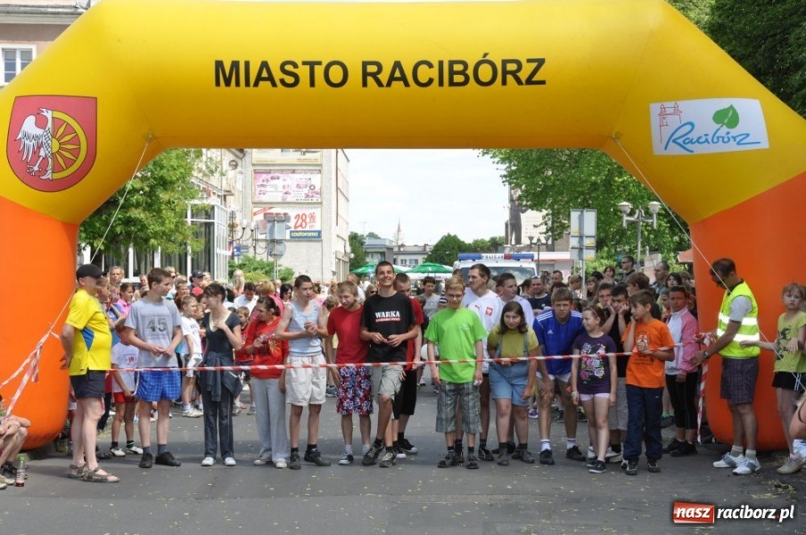 Zdjęcie w galerii na portalu naszraciborz.pl: Biegały dzieci, młodzież, rodziny i VIP-y wiadomości z regionu
