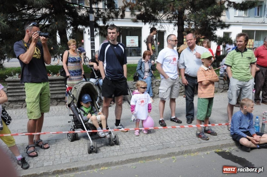 Zdjęcie w galerii na portalu naszraciborz.pl: Biegały dzieci, młodzież, rodziny i VIP-y wiadomości z regionu
