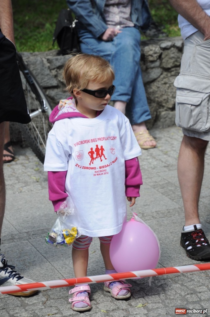 Zdjęcie w galerii na portalu naszraciborz.pl: Biegały dzieci, młodzież, rodziny i VIP-y wiadomości z regionu