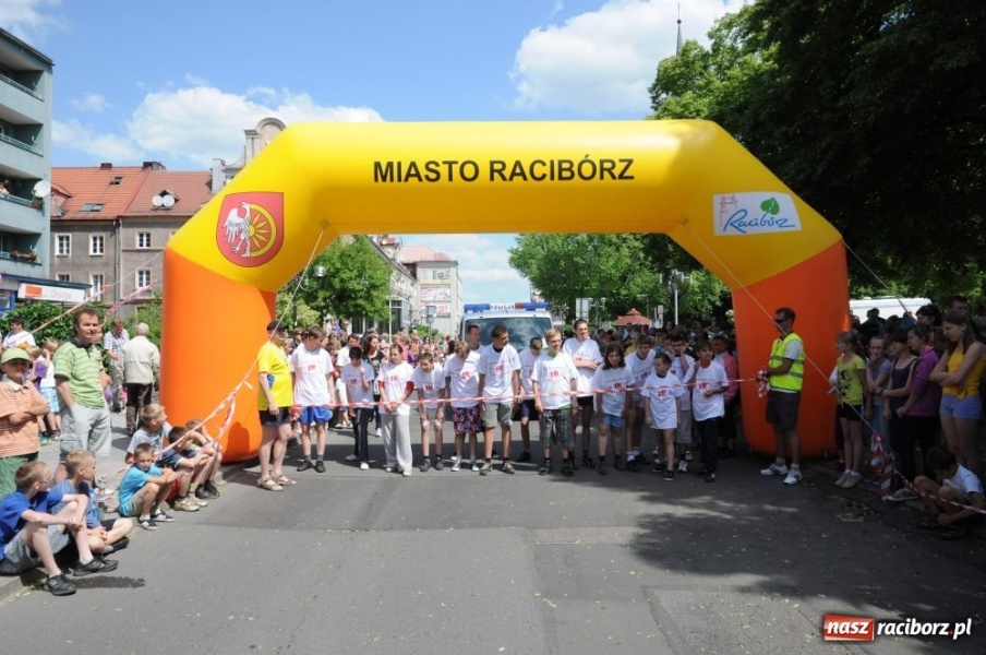 Zdjęcie w galerii na portalu naszraciborz.pl: Biegały dzieci, młodzież, rodziny i VIP-y wiadomości z regionu