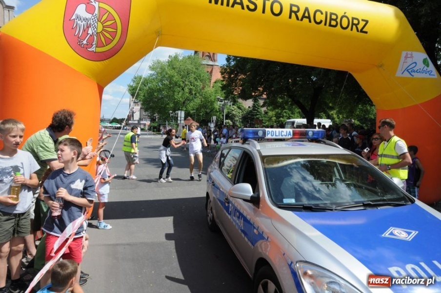 Zdjęcie w galerii na portalu naszraciborz.pl: Biegały dzieci, młodzież, rodziny i VIP-y wiadomości z regionu