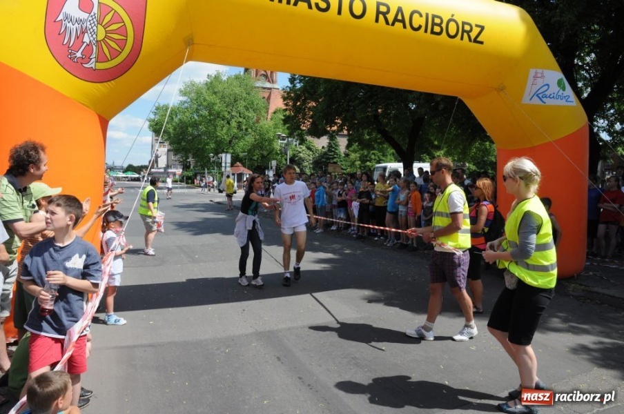 Zdjęcie w galerii na portalu naszraciborz.pl: Biegały dzieci, młodzież, rodziny i VIP-y wiadomości z regionu