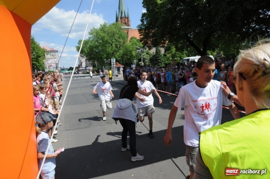 Zdjęcie w galerii na portalu naszraciborz.pl: Biegały dzieci, młodzież, rodziny i VIP-y wiadomości z regionu