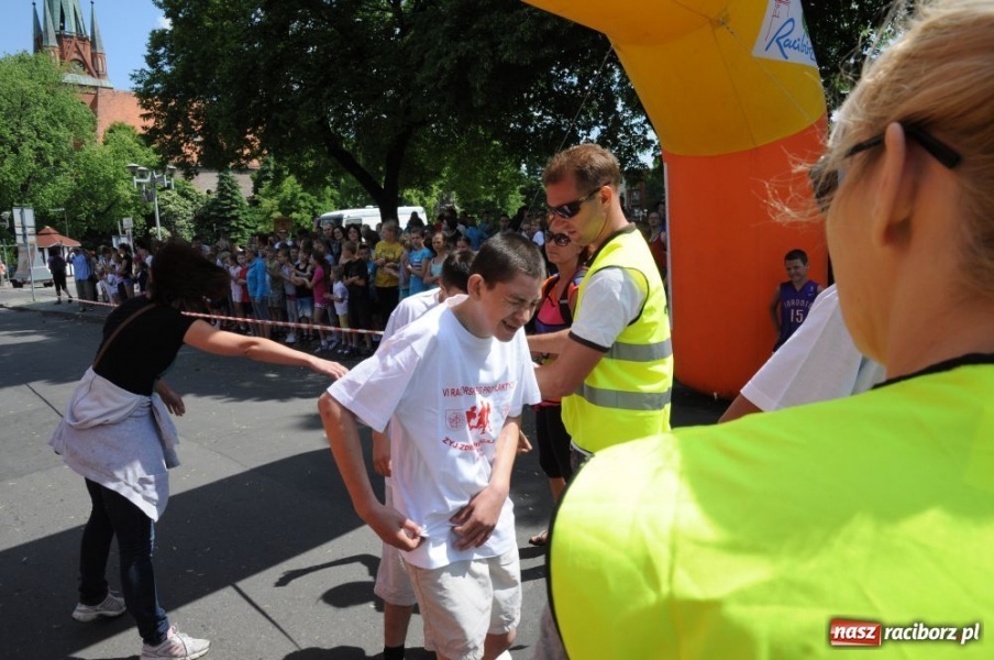Zdjęcie w galerii na portalu naszraciborz.pl: Biegały dzieci, młodzież, rodziny i VIP-y wiadomości z regionu
