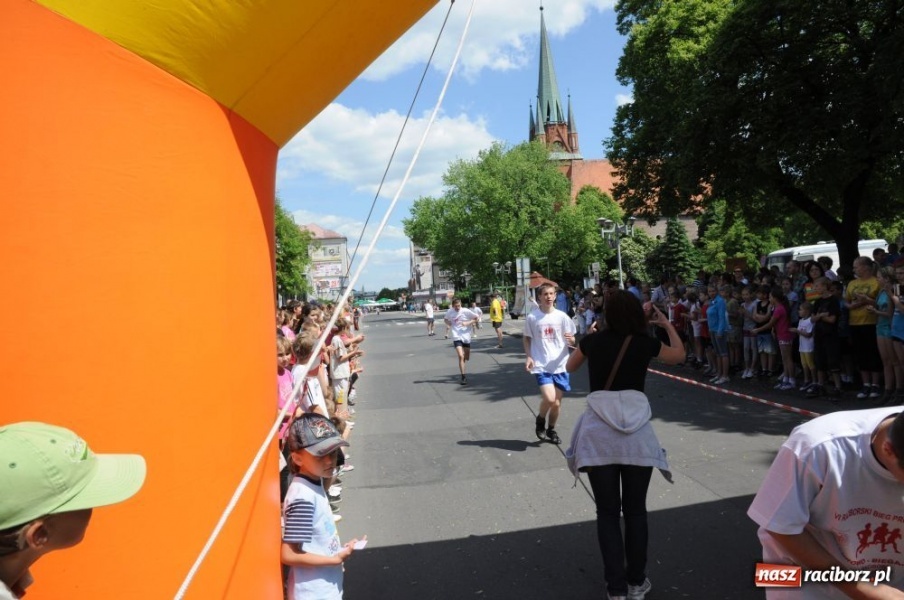 Zdjęcie w galerii na portalu naszraciborz.pl: Biegały dzieci, młodzież, rodziny i VIP-y wiadomości z regionu
