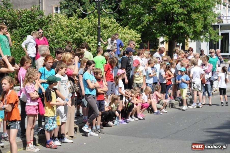 Zdjęcie w galerii na portalu naszraciborz.pl: Biegały dzieci, młodzież, rodziny i VIP-y wiadomości z regionu