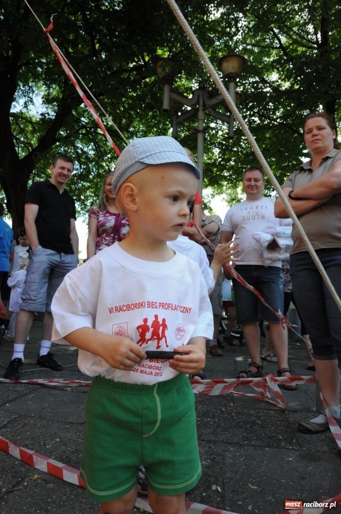 Zdjęcie w galerii na portalu naszraciborz.pl: Biegały dzieci, młodzież, rodziny i VIP-y wiadomości z regionu