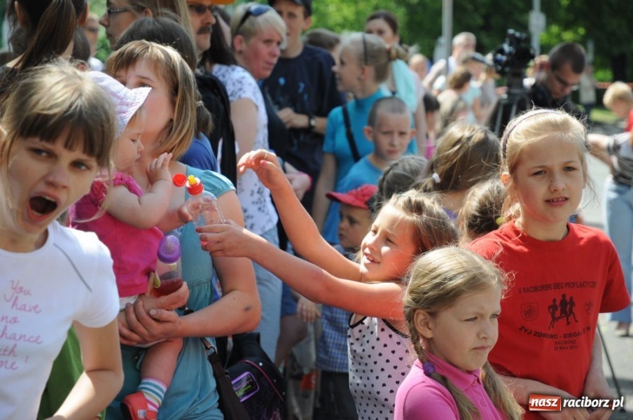 Zdjęcie w galerii na portalu naszraciborz.pl: Biegały dzieci, młodzież, rodziny i VIP-y wiadomości z regionu