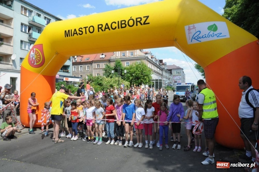 Zdjęcie w galerii na portalu naszraciborz.pl: Biegały dzieci, młodzież, rodziny i VIP-y wiadomości z regionu