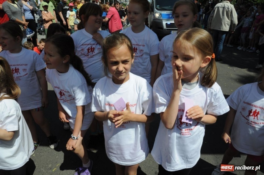 Zdjęcie w galerii na portalu naszraciborz.pl: Biegały dzieci, młodzież, rodziny i VIP-y wiadomości z regionu