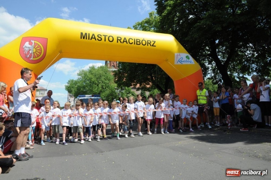 Zdjęcie w galerii na portalu naszraciborz.pl: Biegały dzieci, młodzież, rodziny i VIP-y wiadomości z regionu