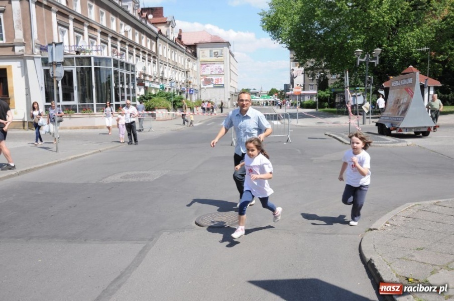 Zdjęcie w galerii na portalu naszraciborz.pl: Biegały dzieci, młodzież, rodziny i VIP-y wiadomości z regionu