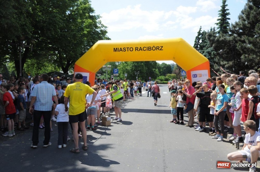 Zdjęcie w galerii na portalu naszraciborz.pl: Biegały dzieci, młodzież, rodziny i VIP-y wiadomości z regionu