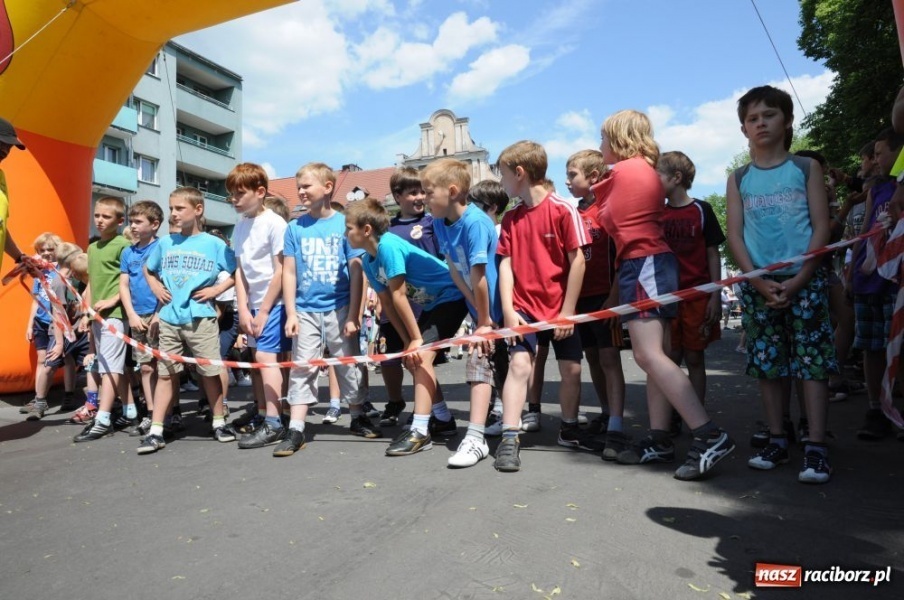 Zdjęcie w galerii na portalu naszraciborz.pl: Biegały dzieci, młodzież, rodziny i VIP-y wiadomości z regionu