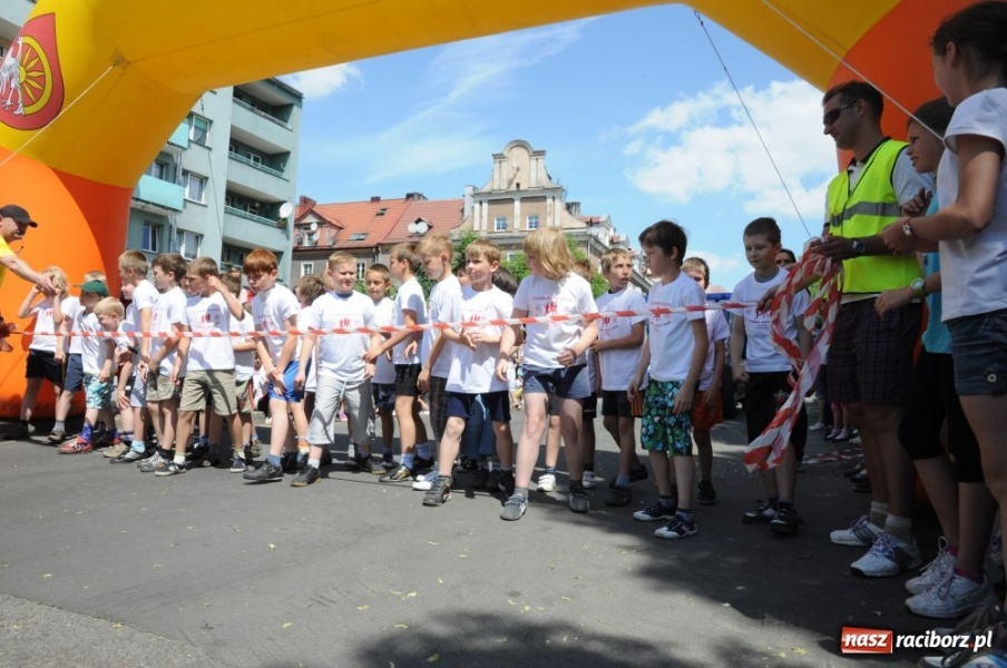 Zdjęcie w galerii na portalu naszraciborz.pl: Biegały dzieci, młodzież, rodziny i VIP-y wiadomości z regionu