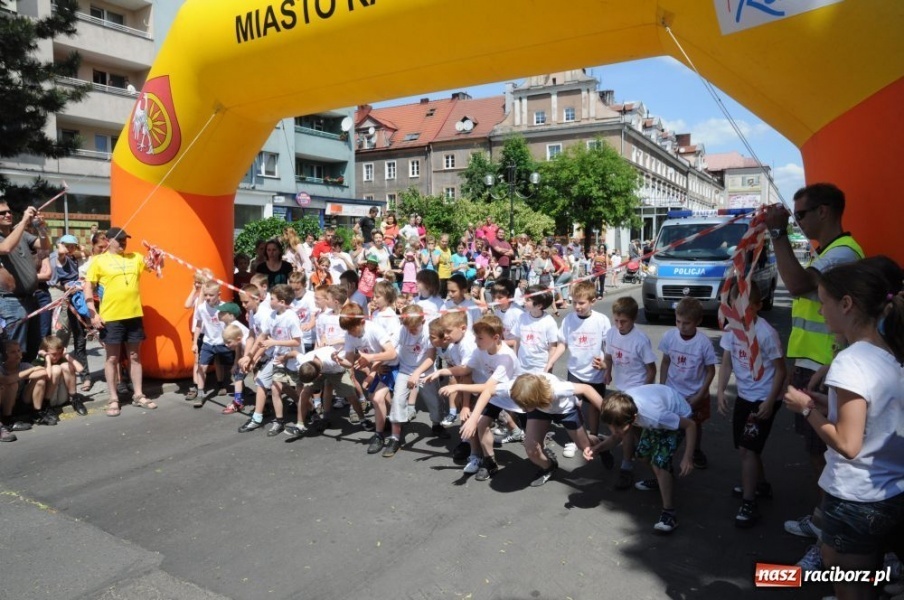 Zdjęcie w galerii na portalu naszraciborz.pl: Biegały dzieci, młodzież, rodziny i VIP-y wiadomości z regionu