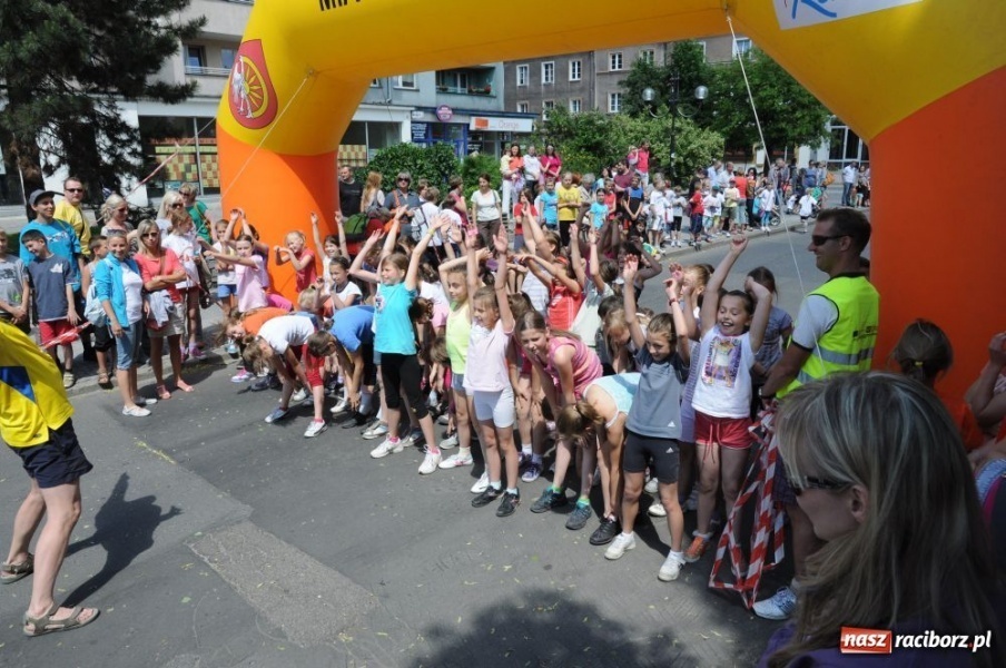 Zdjęcie w galerii na portalu naszraciborz.pl: Biegały dzieci, młodzież, rodziny i VIP-y wiadomości z regionu