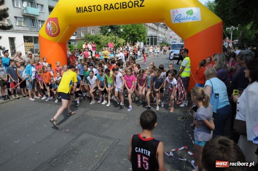 Zdjęcie w galerii na portalu naszraciborz.pl: Biegały dzieci, młodzież, rodziny i VIP-y wiadomości z regionu
