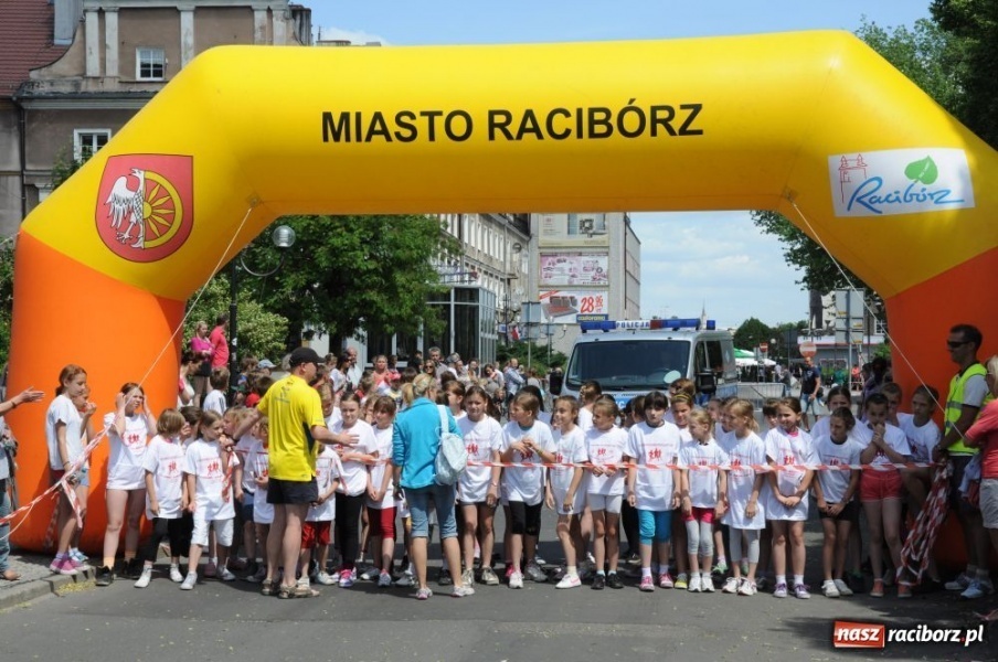 Zdjęcie w galerii na portalu naszraciborz.pl: Biegały dzieci, młodzież, rodziny i VIP-y wiadomości z regionu