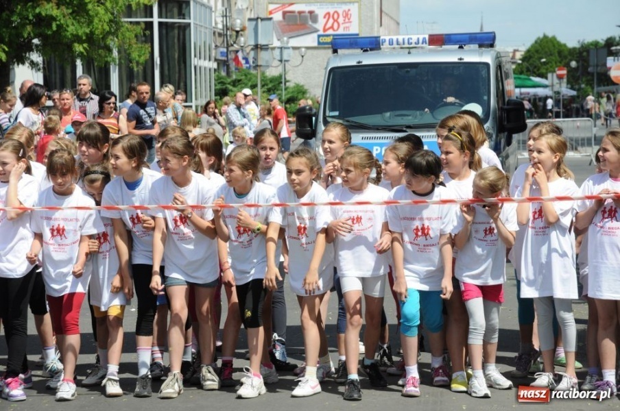 Zdjęcie w galerii na portalu naszraciborz.pl: Biegały dzieci, młodzież, rodziny i VIP-y wiadomości z regionu