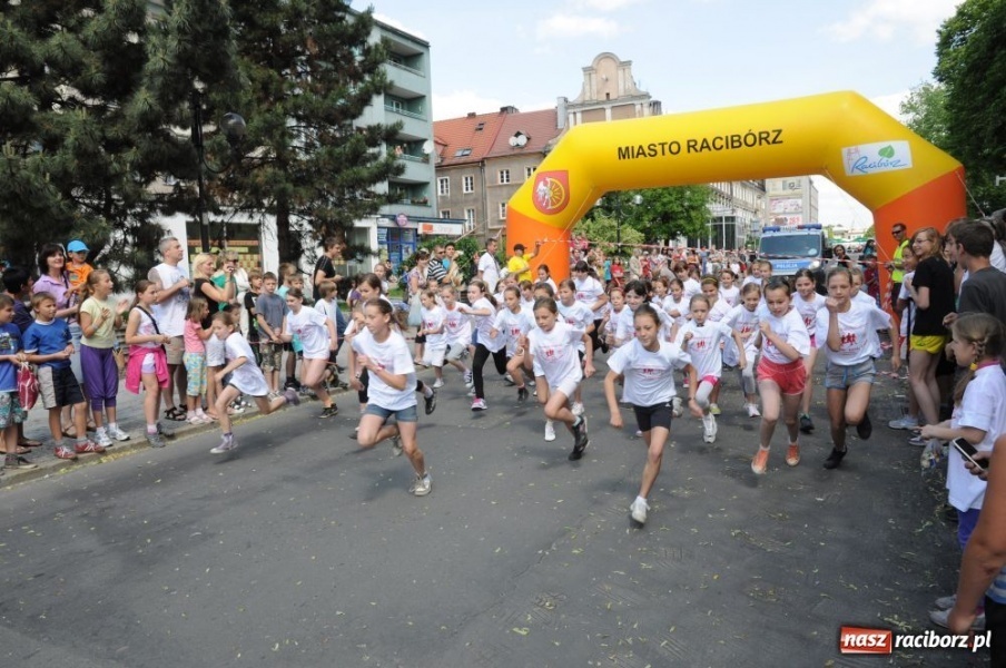 Zdjęcie w galerii na portalu naszraciborz.pl: Biegały dzieci, młodzież, rodziny i VIP-y wiadomości z regionu