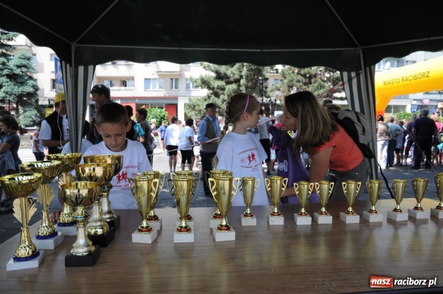 Zdjęcie w galerii na portalu naszraciborz.pl: Biegały dzieci, młodzież, rodziny i VIP-y wiadomości z regionu