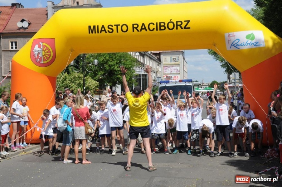Zdjęcie w galerii na portalu naszraciborz.pl: Biegały dzieci, młodzież, rodziny i VIP-y wiadomości z regionu