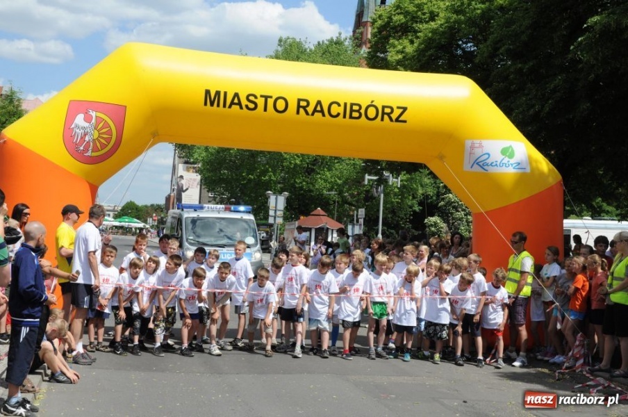 Zdjęcie w galerii na portalu naszraciborz.pl: Biegały dzieci, młodzież, rodziny i VIP-y wiadomości z regionu