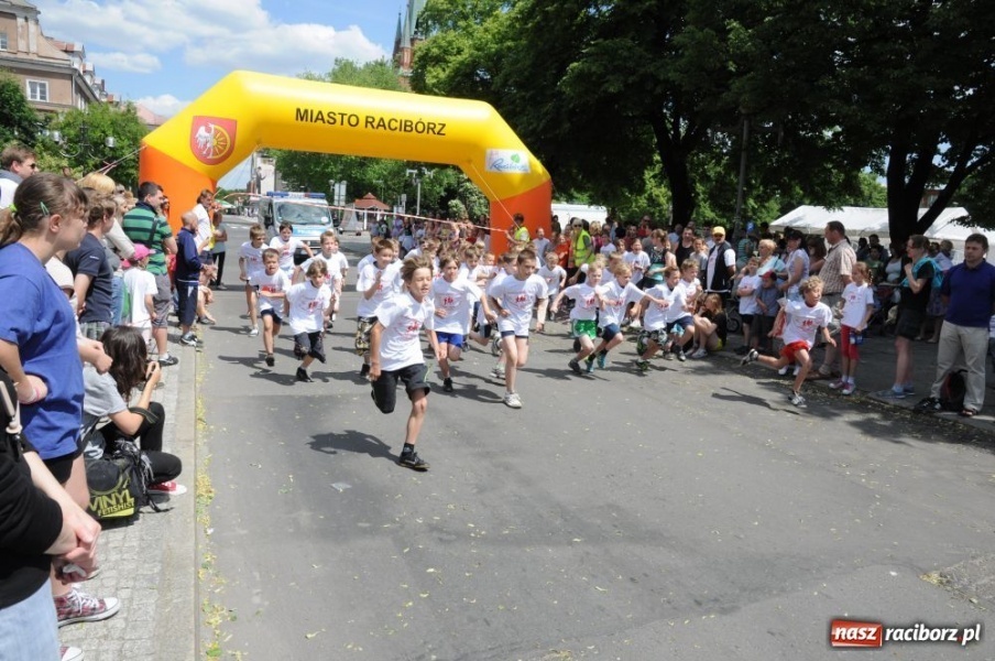 Zdjęcie w galerii na portalu naszraciborz.pl: Biegały dzieci, młodzież, rodziny i VIP-y wiadomości z regionu