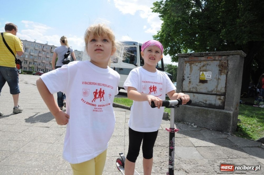 Zdjęcie w galerii na portalu naszraciborz.pl: Biegały dzieci, młodzież, rodziny i VIP-y wiadomości z regionu