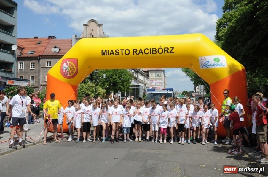 Zdjęcie w galerii na portalu naszraciborz.pl: Biegały dzieci, młodzież, rodziny i VIP-y wiadomości z regionu