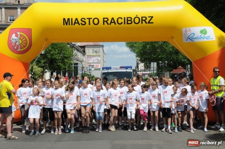 Zdjęcie w galerii na portalu naszraciborz.pl: Biegały dzieci, młodzież, rodziny i VIP-y wiadomości z regionu