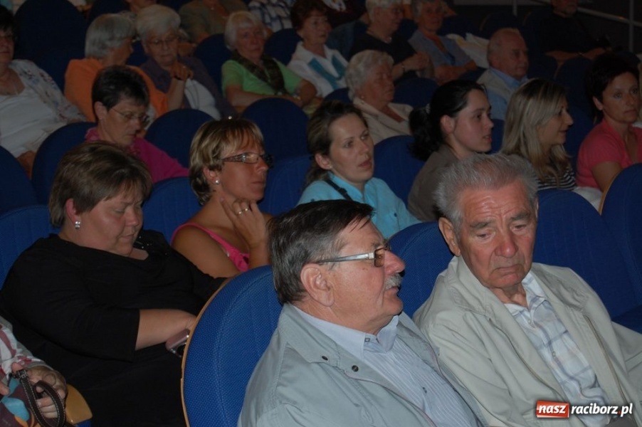 Zdjęcie w galerii na portalu naszraciborz.pl: Strzechę odwiedzili goście z Niemiec wiadomości z regionu