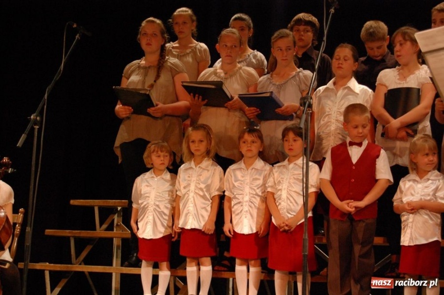 Zdjęcie w galerii na portalu naszraciborz.pl: Strzechę odwiedzili goście z Niemiec wiadomości z regionu