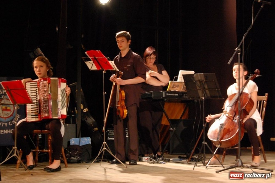 Zdjęcie w galerii na portalu naszraciborz.pl: Strzechę odwiedzili goście z Niemiec wiadomości z regionu